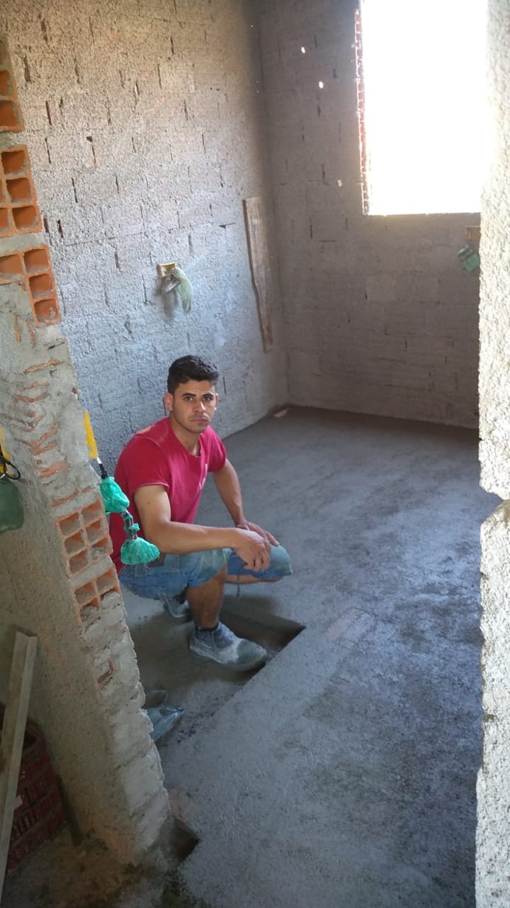 Cômodo de alvenaria aparente com contrapiso de concreto
