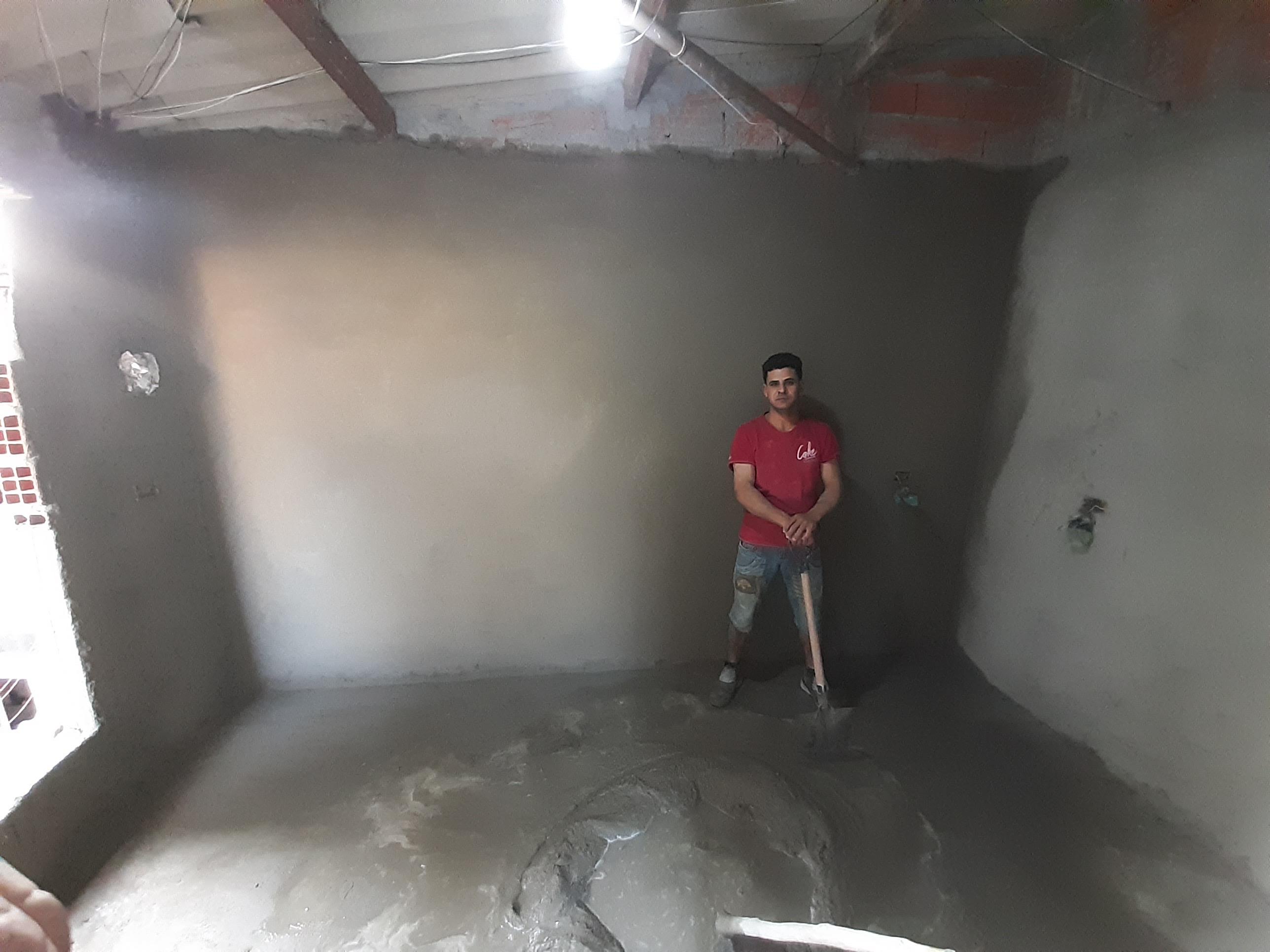 Contrapiso e reboco concluídos em cômodo antes do acabamento
